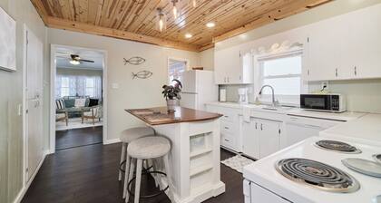 NEW LISTING charming 2 bedroom house walking distance to the beach and downtown