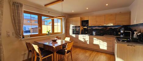 冷蔵庫、電子レンジ、オーブン、コンロ