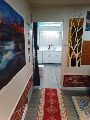 Een haardroger, een bidet, handdoeken, zeep