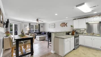 Microondas, horno, placa de cocina y lavavajillas