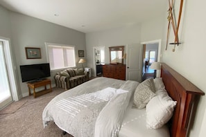 5 bedrooms, iron/ironing board, WiFi, bed sheets - Large Condo Mountain View 5 bed 2.5 bath (Radium Hot Springs)