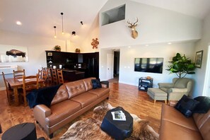 TV, fireplace - Large Condo Mountain View 5 bed 2.5 bath (Radium Hot Springs)