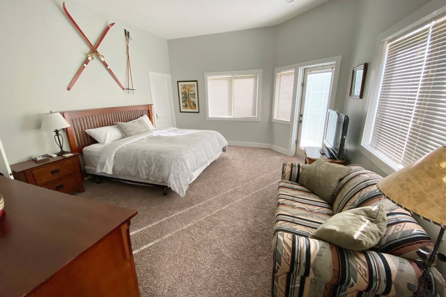 5 bedrooms, iron/ironing board, WiFi, bed sheets