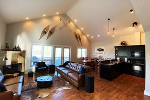 TV, fireplace - Large Condo Mountain View 5 bed 2.5 bath (Radium Hot Springs)