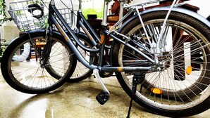 A bicycle with a basket and a seat, parked indoors. - Relax Villas Gili Air (Gili Air)