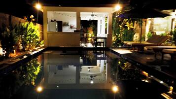 Piscine extérieure, chaises longues, maßtres-nageurs sur place