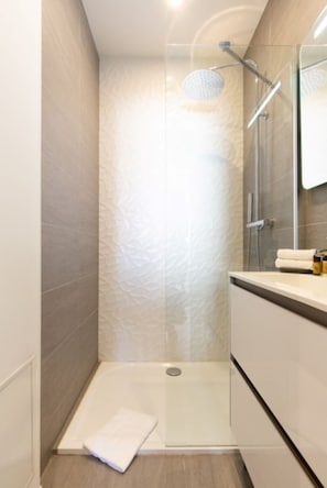 Shower, hair dryer, towels, soap - Elegant 3-bedroom in the heart of Cannes • 6 Pers - Beaches & Palaces on Foot (Cannes)