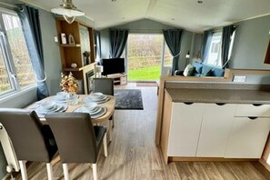 Cabin | Dining - Caravan in Mablethorpe- 2bed-petsok-sleeps6-wifi (Mablethorpe)