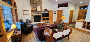 Smart TV, fireplace, stereo