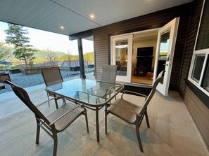 Outdoor dining - Cozy Peaks & Waters: family-friendly, kitchen, near golf, hiking & fishing (Kent)