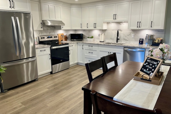 Kylskåp, mikrovågsugn, ugn och spishäll