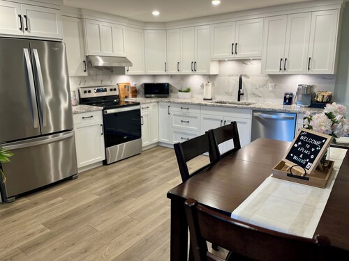 Cozy Peaks & Waters: family-friendly, kitchen, near golf, hiking & fishing