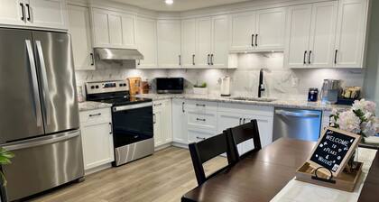 Cozy Peaks & Waters: family-friendly, kitchen, near golf, hiking & fishing