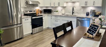 Cozy Peaks & Waters: family-friendly, kitchen, near golf, hiking & fishing