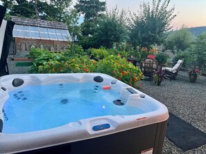 Outdoor spa tub - Cozy Peaks & Waters: family-friendly, kitchen, near golf, hiking & fishing (Kent)
