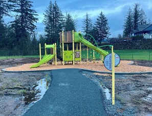 Children's area - Cozy Peaks & Waters: family-friendly, kitchen, near golf, hiking & fishing (Kent)