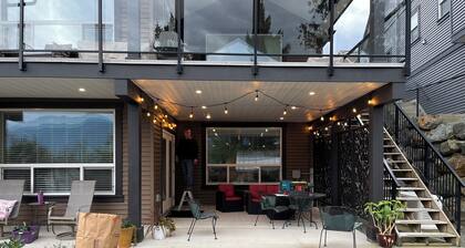 Cozy Peaks & Waters: family-friendly, kitchen, near golf, hiking & fishing