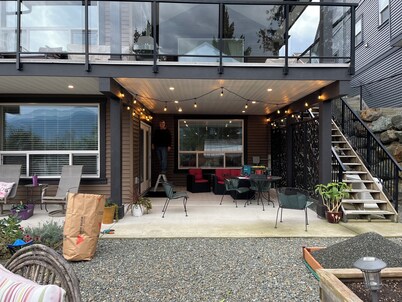 Cozy Peaks & Waters: family-friendly, kitchen, near golf, hiking & fishing