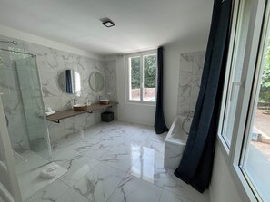 Een douche, zeep, toiletpapier