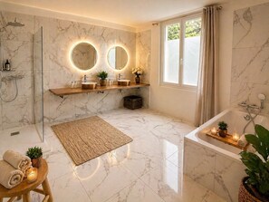 Regadera, jabón, papel de baño