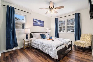 4 bedrooms, iron/ironing board, WiFi, bed sheets - A Touch of Luxury | Arcade, 5 TVs, Bounce House, Coffee Bar (Omaha)