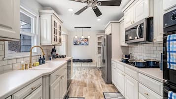 Jääkaappi, mikroaaltouuni, uuni, liesi