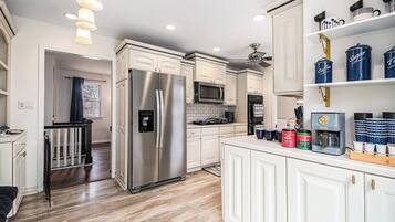 Jääkaappi, mikroaaltouuni, uuni, liesi