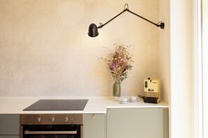 Fridge, oven, stovetop, coffee/tea maker