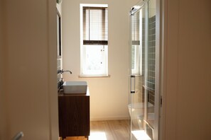 Douche, sèche-cheveux, bidet, serviettes fournies