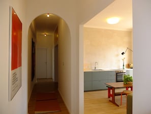 Fridge, oven, stovetop, coffee/tea maker