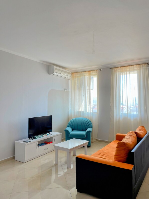 Apartment, 2 Bedrooms, Balcony, City View | Living room