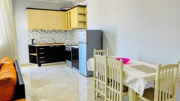 Apartment, 2 Bedrooms, Balcony, City View | Dining room