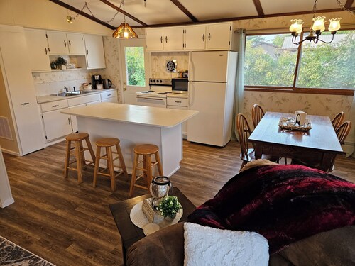 Convenient and comfortable 2 bedroom home in Hayward