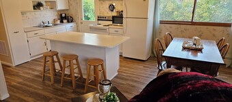 Convenient and comfortable 2 bedroom home in Hayward