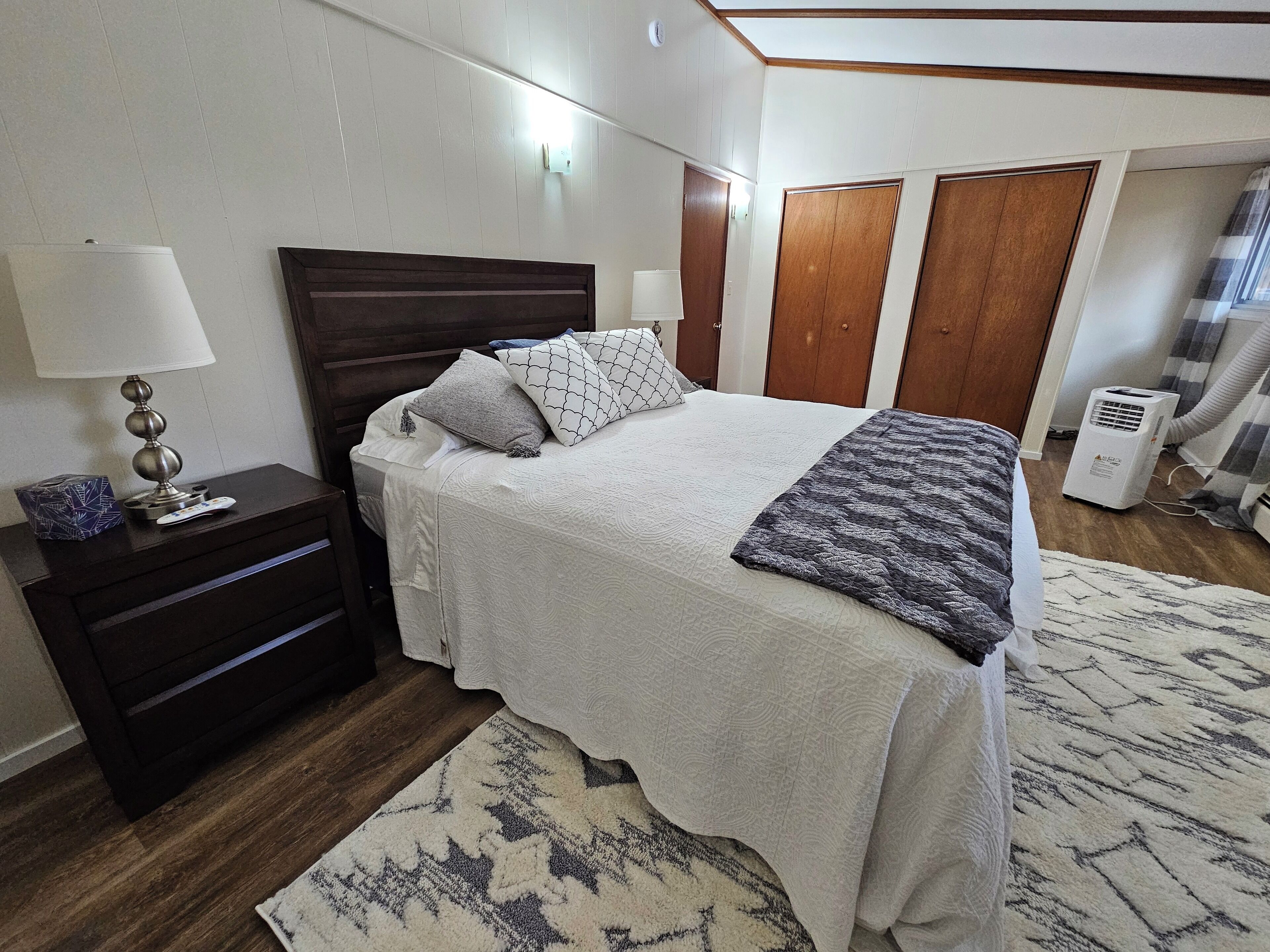 2 Schlafzimmer, Schreibtisch, Bügeleisen/Bügelbrett, Reisekinderbett