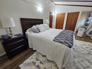 2 bedrooms, desk, iron/ironing board, travel crib - Convenient and comfortable 2 bedroom home in Hayward (Hayward)
