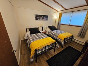 2 makuuhuonetta, työpöytä, silitysrauta/-lauta, vauvan matkasänky