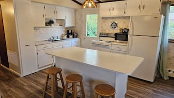 Geladeira, micro-ondas, fogão, cooktop