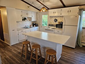 Jääkaappi, mikroaaltouuni, uuni, liesi