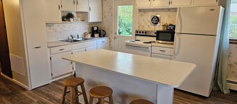 Convenient and comfortable 2 bedroom home in Hayward
