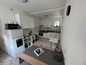 Mikrovågsugn, ugn, spishäll och diskmaskin