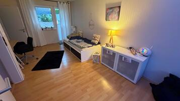 1 Schlafzimmer, Schreibtisch, Bügeleisen/Bügelbrett, Reisekinderbett