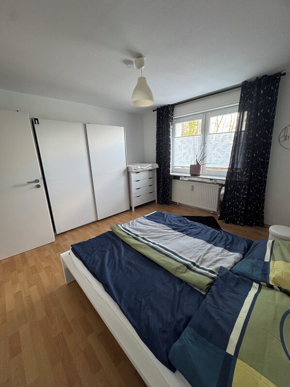 1 غرفة نوم ومكتب ومكواة/لوح كي وسرير سفر