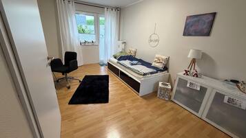 1 chambre, bureau, fer et planche Ă repasser, lit parapluie