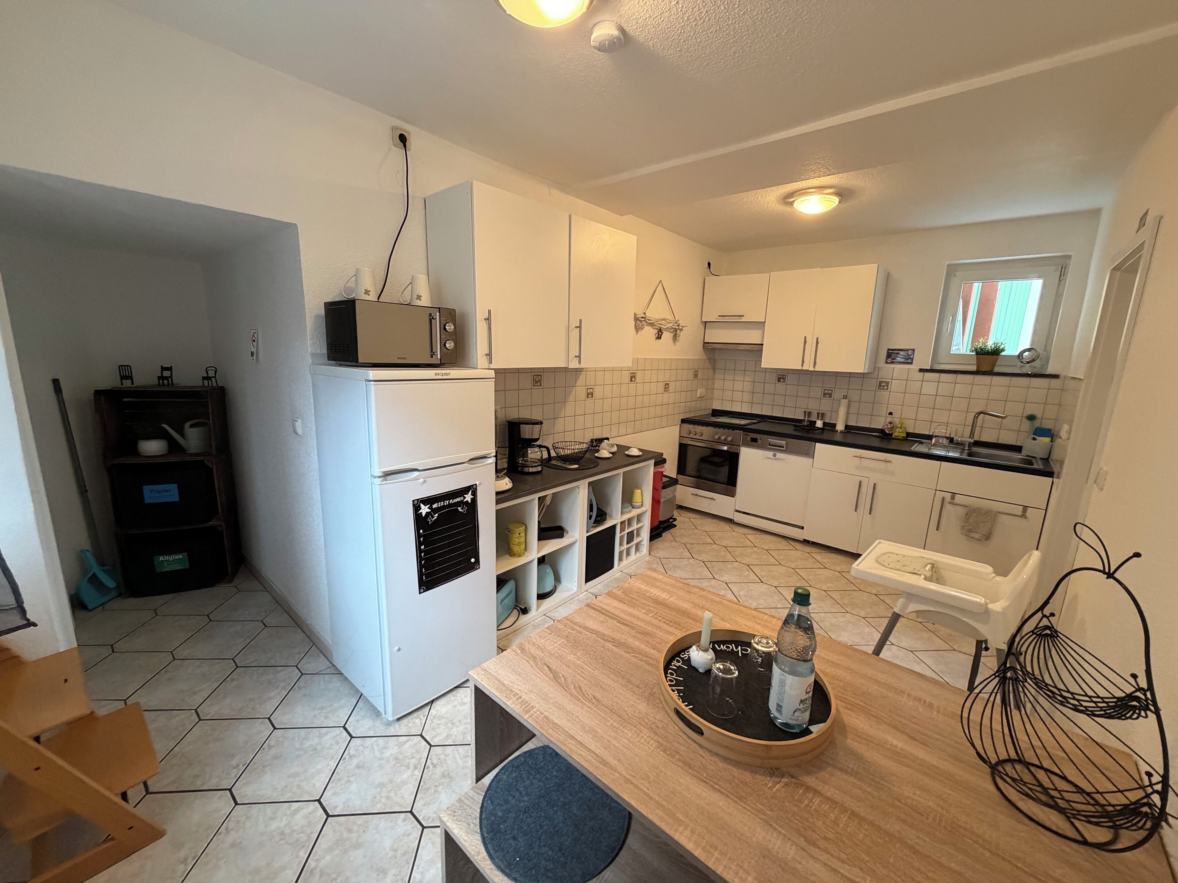 Een microgolfoven, een oven, een kookplaat, een vaatwasser