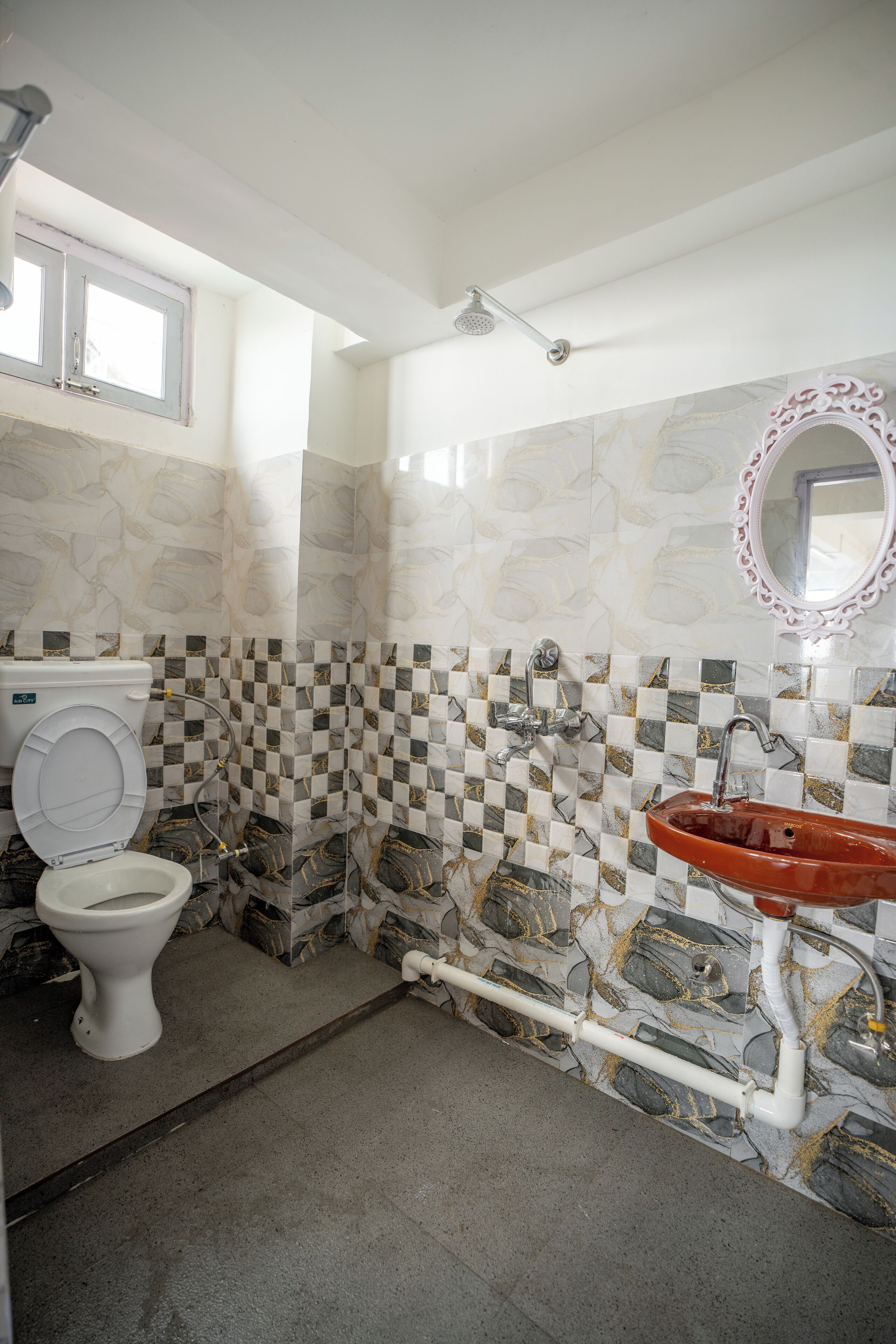 Habitación estándar doble, balcón, vistas a la montaña | Baño | Toallas, jabón y champú