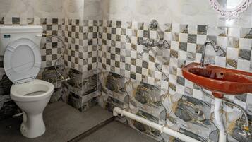 Habitación estándar doble, balcón, vistas a la montaña | Baño | Toallas, jabón y champú