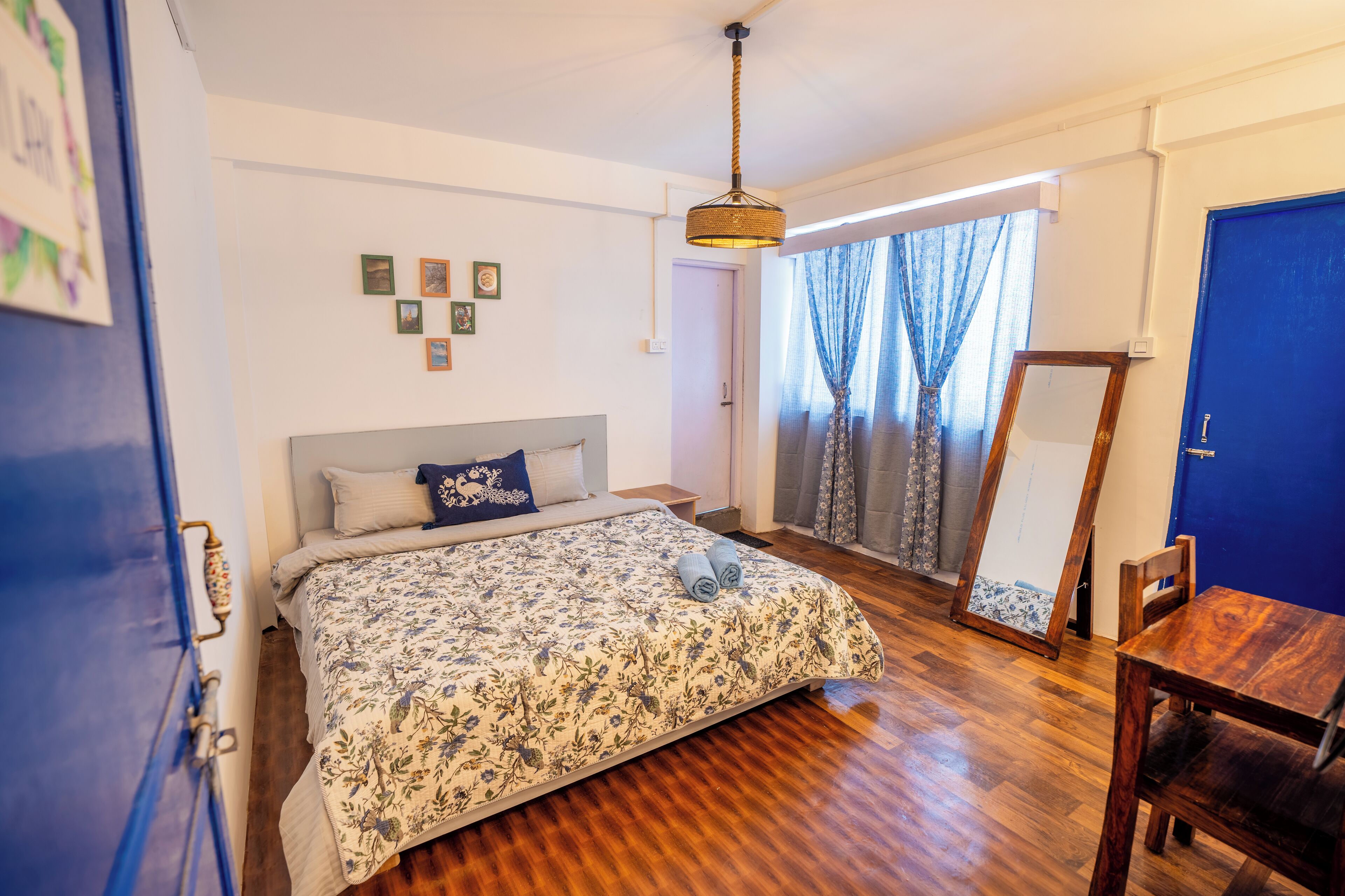 Habitación estándar doble, balcón, vistas a la montaña | Escritorio, espacio para trabajar con un portátil, wifi gratis