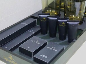 Shower, rainfall showerhead, free toiletries, hair dryer - Dung Nam Hotel (Da Nang)