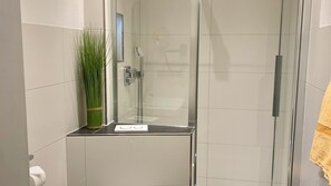 Deluxe Studio, Non Smoking, City View | Bathroom | Shower, rainfall showerhead, hair dryer, bathrobes - Ferienwohnungen Köhnke (Goslar)